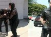 Kanye West se prends un panneau dans la tronche et s’enèrve contre les paparazzis (video)