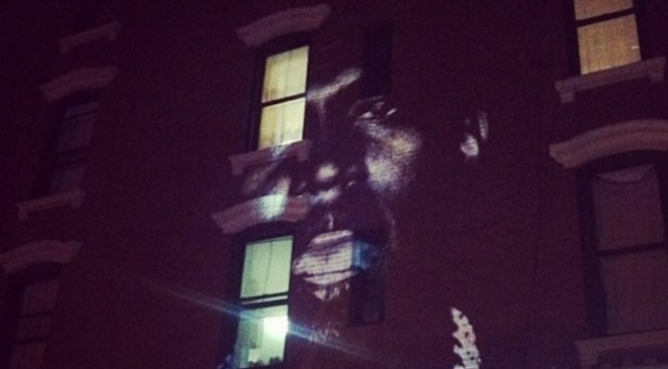 Kanye West diffuse son nouveau clip sur les bâtiments du monde entier, dont Paris (videos)